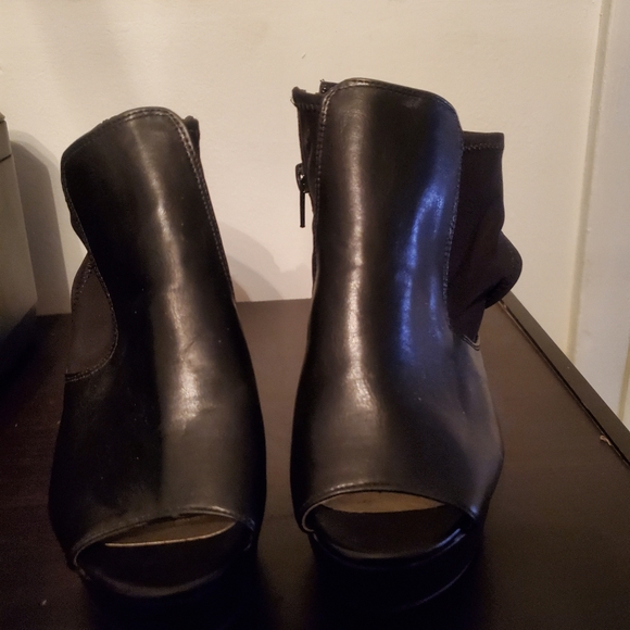 Pink & Pepper Black Heels w/ side zipper - Picture 2 of 4